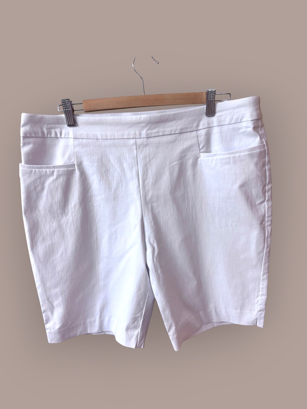 Time and Tru XL 16-18 NWT White Stretch Bermuda Shorts Mid Rise